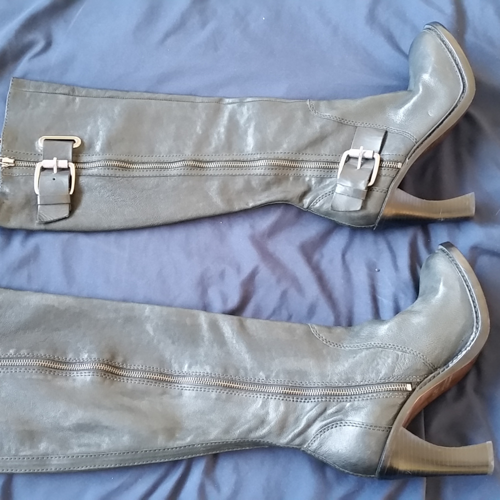 Vera Wang Lavender knee high zip up boots w/buckle